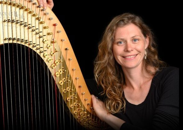 Picture of Sarah Grudem with harp